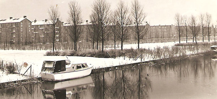Het Gerbrandypark met zicht op de Freek Oxstraat Foto: Evert van Bunnik, 1967 