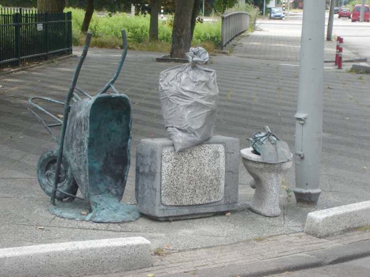 Waar staat deze vuilnis? wie, wat, wanneer, waar Foto: Jan Wiebenga, 2010 