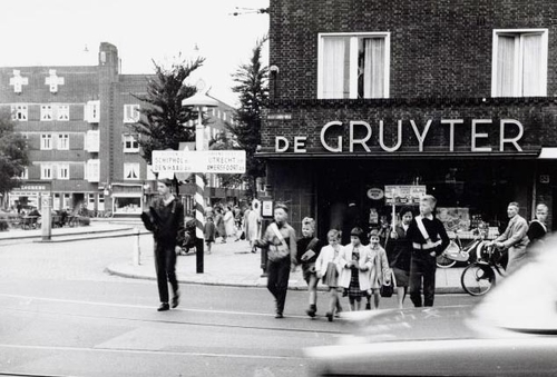 Ook De Gruyter werd zelfbediening - Foto: Beeldbank van het Stadsarchief - circa 1960 (Collectie N.V. De Arbeiderspers) 