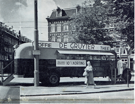 De tijdelijke bus  op het Van Limburg Stirumplein in 1960 (Uit de krant) Achter stapte men in de zelfbedieningsbus om te winkelen. Op de bestuurdersplaats zat een cassiére om af te rekenen, met of zonder het snoepje van de week 