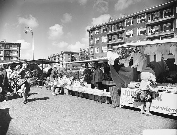Markt op het Gulden Winckelplantsoen Foto: 19 juni 1962, archief van de Dienst Ruimtelijke Ordening, voorheen afdeling Stadsontwikkeling van de Dienst Publieke Werken, Beeldbank Stadsarchief gemeente Amsterdam 