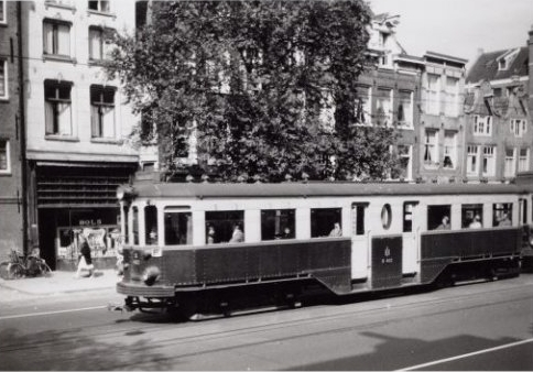 Rozengracht 84-86-88 enz. (v.r.n.l.). Gezicht op de Haarlemse Tram (Blauwe Tram met Budapester duw-trek fomatie uit 1924, rijtuig NZH B 462), ca. 1956. Bron: beeldbank Stadsarchief Amsterdam 