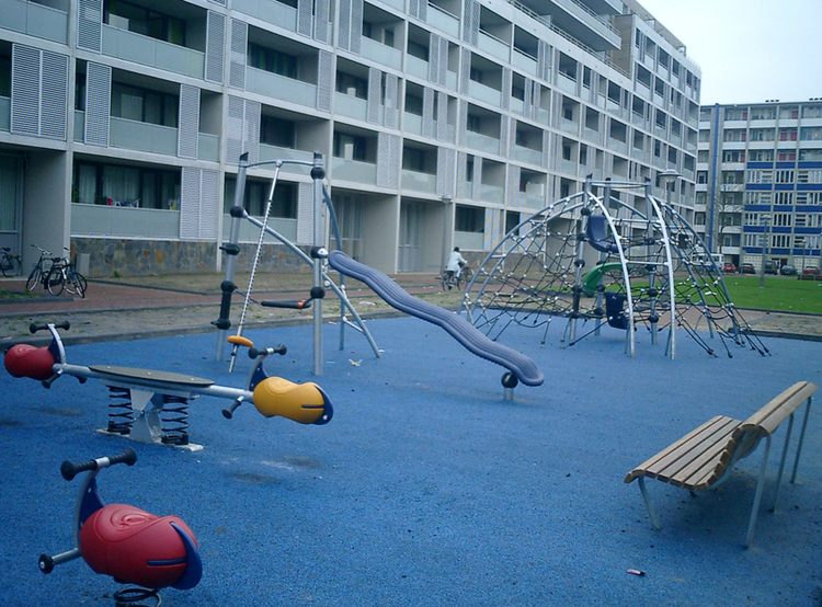 Blauwe speeltuin bij Plein 40-45.<br />Foto: oktober 2007 