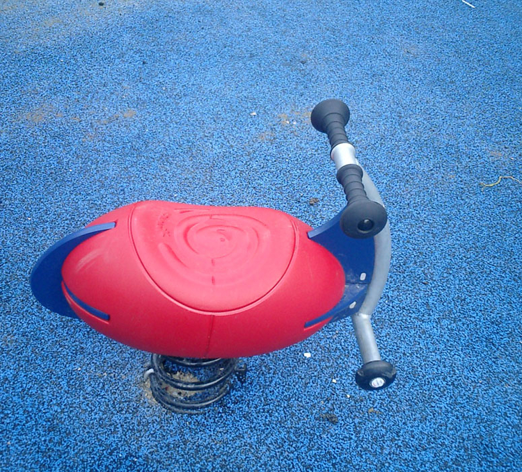  Blauwe speeltuin - eenvoudige wipkip.<br />Foto: oktober 2007 