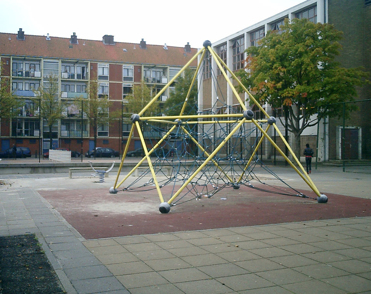  Rode speeltuin - Willem Nuijenstraat.<br />Foto: oktober 2007 