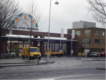 Ingang Centrale Markthallen (nu Food Center Amsterdam). Waar rechts de auto’s geparkeerd staan lag ca. 1950 elke dag een enorme berg (verse) doorgedraaide groente en fruit. Foto Jan Wiebenga, 2007. 