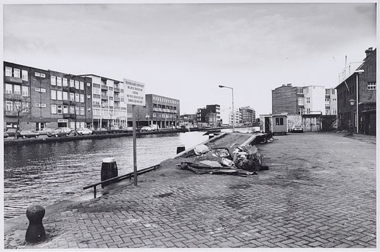 Tweede Kostverlorenkade 99, rechts Jan Hanzenstraat nr. 120; links Kostverlorenvaart en Baarsjesweg met in het midden het pand van Jan Vet, de bouwmaterialenhandel wie, wat, wanneer, waar Stadsarchief, eigen fotodienst, feb. 1968 - feb. 1986 