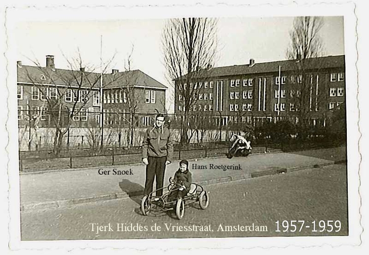 Hans Roetgerink & Ger Snoek Hans Roetgerink in 'trapauto' en Ger Snoek (zoon v/d melkboer Snoek), hoek  Op de achtergrond het korfbalveld 'Landlust' 