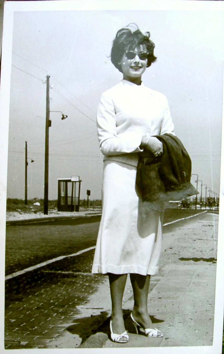 Hedda van Rozelaar Hoek Ookmeerweg-Geerban 1959, foto: Hedda van Rozelaar Hoek Ookmeerweg-Geerban 1959, op de achtergrond is Geuzenveld te zien. Foto: Hedda van Rozelaar 