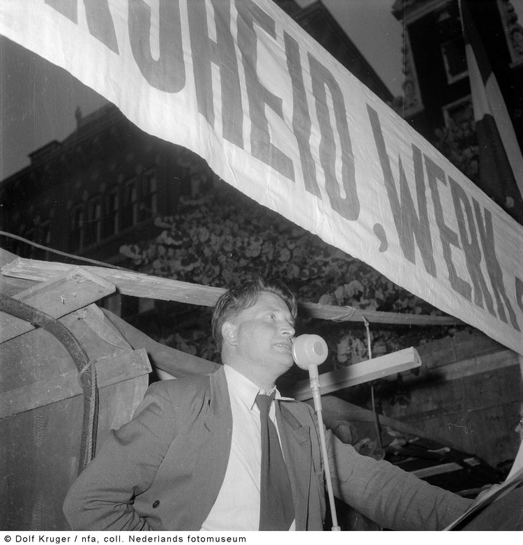 Henk Gortzak spreekt op een verkiezingsbijeenkomst in Amsterdam (1952) Foto: www.geheugenvannederland.nl - Nederlands Fotomuseum 