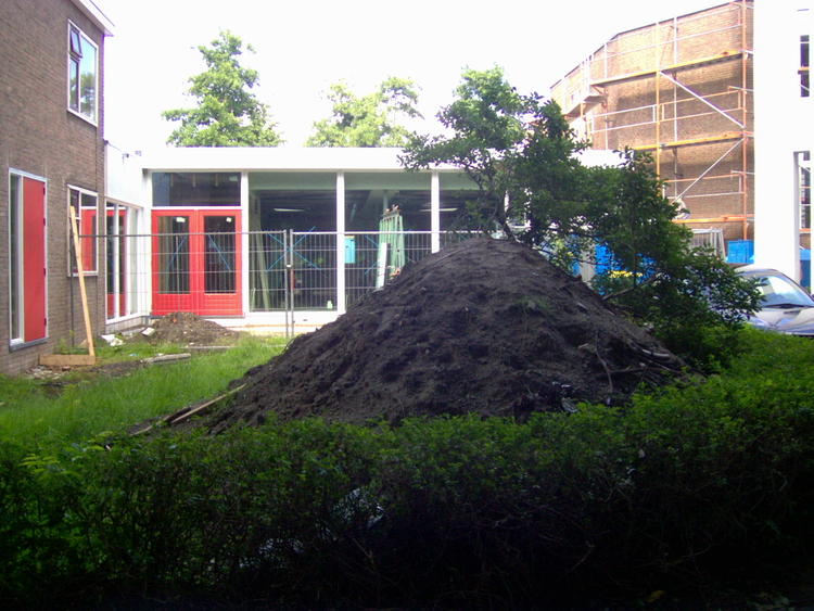 De (puin)hoop van de verbouwing Foto: Ruud van Koert, juli 2007 