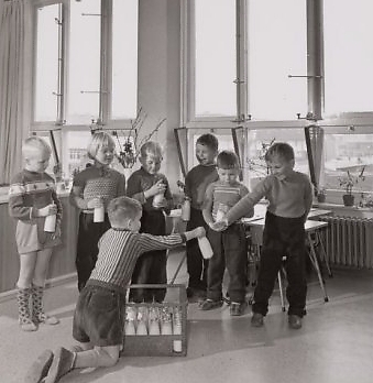 Het uitdelen van melk, 1957 (kleuterschool De Meerkoet). Bron: beeldbank Stadsarchief Amsterdam. 