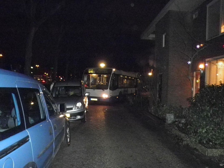 Hoe komt die bus daar? Foto: de buren, 31 december 2010 