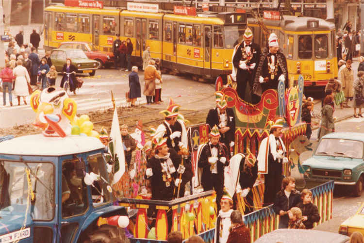 Carnaval 1980, rechts op de bok van de kar staat Prins Oskar II Carnaval 1980. Rechts op de bok van de kar staat Prins Oskar II. Foto: collectie mevrouw Hoeksma-Ensink 