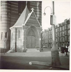 De monumentale hoofdingang van de RK Maria Magdalenakerk wie, wat, wanneer, waar Foto: circa 1957, Jan Wiebenga 
