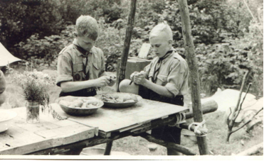 Aardappels schillen op het verkennerskamp in de buurt van Denekamp in Twente. Links ikzelf en rechts met ... Foto: Jan Wiebenga, circa 1951. 