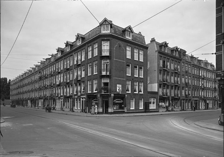 Van der Hoopstraat (links) hoek Groen van Prinstererstraat, het laatste stukje straat waar het allemaal gebeurde. Foto: Beeldbank van het Stadsarchief van de gemeente Amsterdam, Gemeentelijke Dienst Volkshuisvesting, augustus 1952 