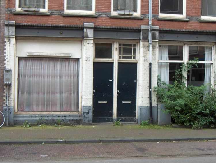 Van der Hoopstraat 63, de voordeuren. Hier zat ooit de levensmiddelenwinkel van de familie De Wilde. Foto: Joop Loots, 28 augustus 2008 