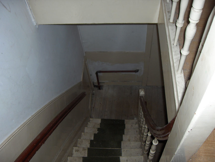 De trap van de zolder naar 3-hoog bevat nog steeds de originele trapleuningen en spijlen. Foto: Joop Loots, 28 augustus 2008 