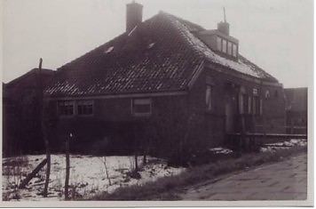 Een foto van dezelfde boerderij aan de Haarlemmerweg met een bruggetje voor de deur. Waarschijnlijk is het bruggetje aangebracht na een verbreding van de Haarlemmerweg. Waar zijn de luiken gebleven? De datum is onbekend, maar hij is zeker jonger dan bovenstaande kiek.<br /><br />Foto collectie Jan Wiebenga. 