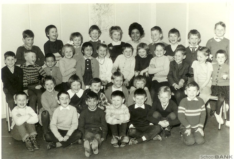 Heimansshool 1962-1963 -eerste klas Ik zou zo niet meer weten wie er op de foto staan deze is meer dan 50 jaar oud maar rechts onder zit ik op mijn knietjes. 