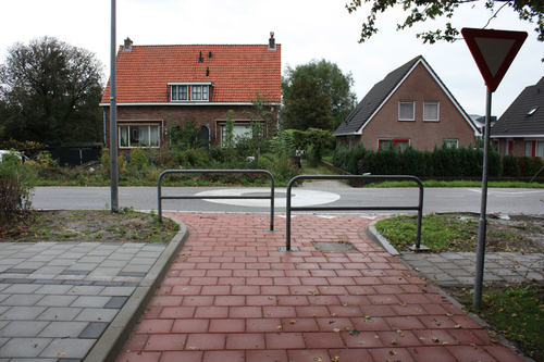 Aansluiting op de Osdorperweg: 'fietsvriendelijke' hekken en links een hoge stoeprand, dus hoe kun je met een rolstoel hier uit de voeten? Foto: Jan van Zijp, 18 september 2011 