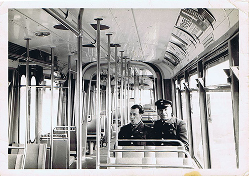  Hendrik Staphorsius (links) in 'zijn' lijn 13 - Foto: collectie Hans Staphorsius, 15 maart 1964 