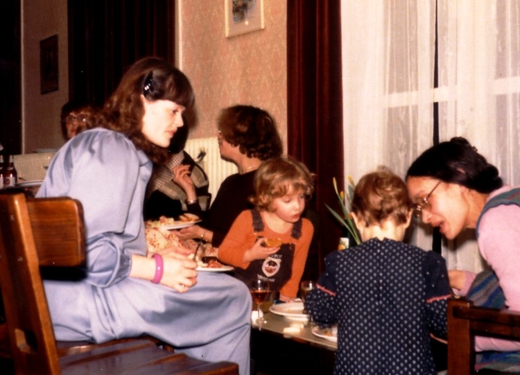 In het Eliashuis Huiselijke gezelligheid in het Eliashuis rond 1980. In het midden zoon Jeroen (nu 30 jaar) en daarachter mijn latere vrouw Yvonne. Rechts Loes Stöcker. 