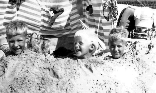  Spelen in het zand bij de Sloterplas - foto: collectie Corrie Voskamp-Bakelaar, ongeveer 1961// 