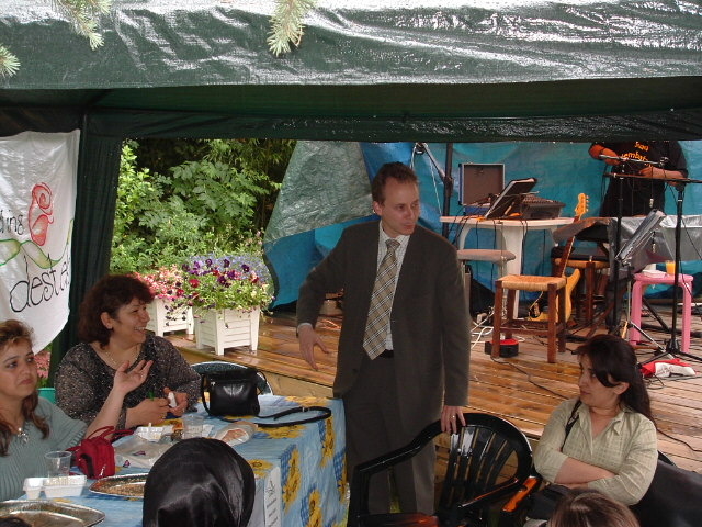 Activiteitenmarkt Buurt Ne9en II Portefeuillehouder Ederveen in gesprek met dames van Destek. Donderdag 10 juni 2004, Stichting de Brug. 