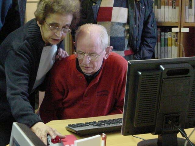 Computerles in Gerardhuis Internettende 'ouderen' in het Gerardhuis in Geuzenveld-Slotermeer. Wie zegt dat computers en internet niets voor ouderen is, zit er naast. 