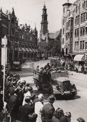 Intocht Duitse bezettingstroepen in de Raadhuisstraat, mei 1940 - door: Vereenigde Fotobureaux N.V. Bron: beeldbank Stadsarchief Amsterdam  