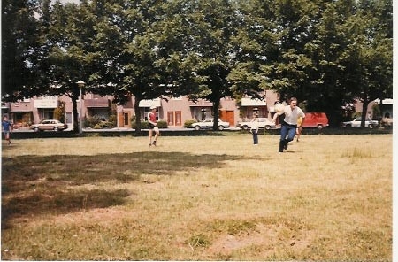 Irvings grasveld Voetballen op het grasveld aan de Proffessor Oranjestraat, Slotermeer 1983 
