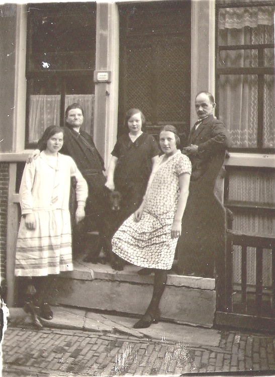 Jacob Haagsma 1872 en vrouw en 3 dochters Waar 