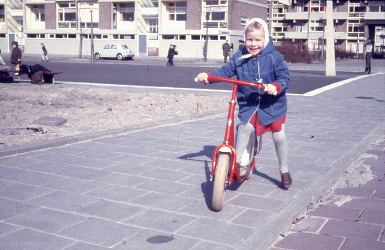 Rolschaatsbaan Jan van Duivenvoordestraat Mijn zus op de step, ongeveer 1962 De "heilige" rolschaatsbaan!... 