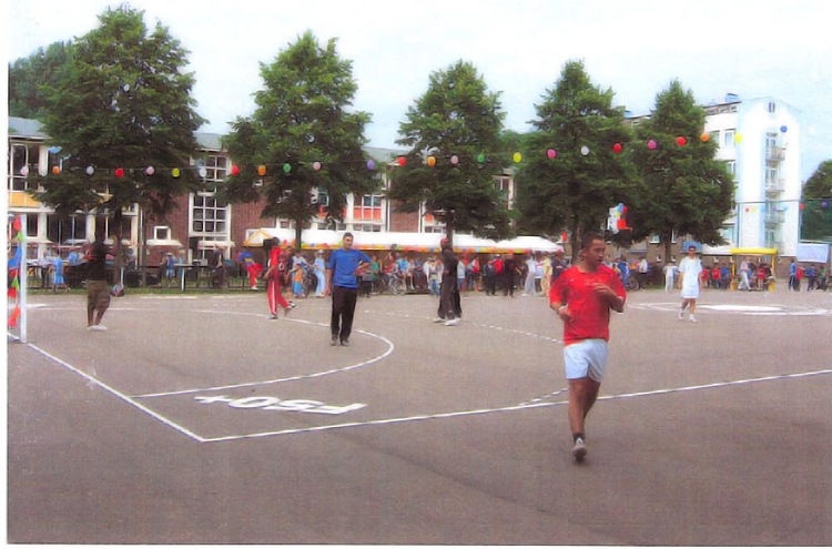  Het net geopende speelveld wordt ingespeeld.<br />Foto: 10 juli 2007 