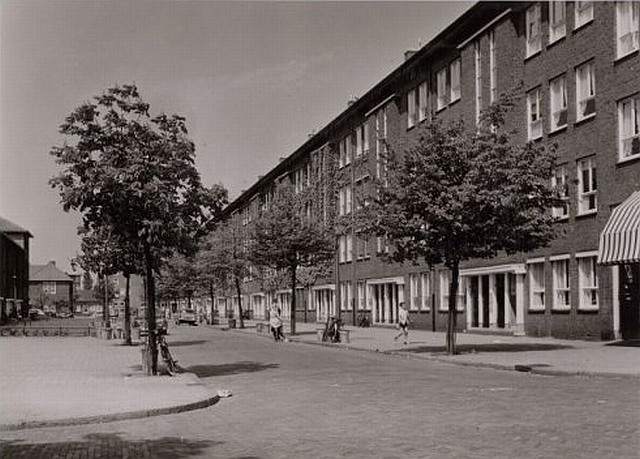 Jan den Haenstraat 62- 2 Op de voorgrond de De Rijpgracht. Gezien naar de Tjerk Hiddes de Vriesstraat, 16 mei 1960 Bron: Beeldbank Stadsarchief Amsterdam 