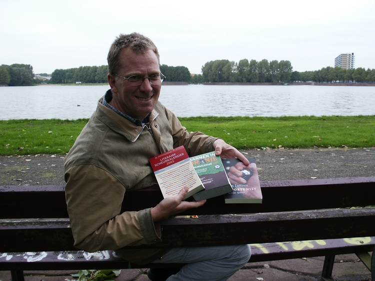 Jan Luitzen Jan Luitzen met zijn werk, oktober 2004. Op de achtergrond de Sloterplas. Jan Luitzen met zijn tweede roman 'Opportunist' en de twee 2005-dagkalenders. <br />Oktober 2004. Op de achtergrond de Sloterplas. 