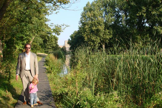 Jeroen Broeders en zijn dochter op het 'geheime' paadje in het Erasmuspark. Foto: Jeroen Broeders, 2007. 