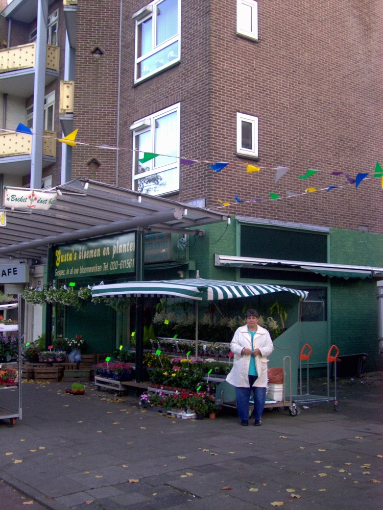 Plotseling III Joke voor haar winkel aan de RPG, oktober 2004 Joke op de Vlugtlaan, voor de voormalige speelgoedwinkel Friedel waar zij nog steeds boven woont. Oktober 2004 