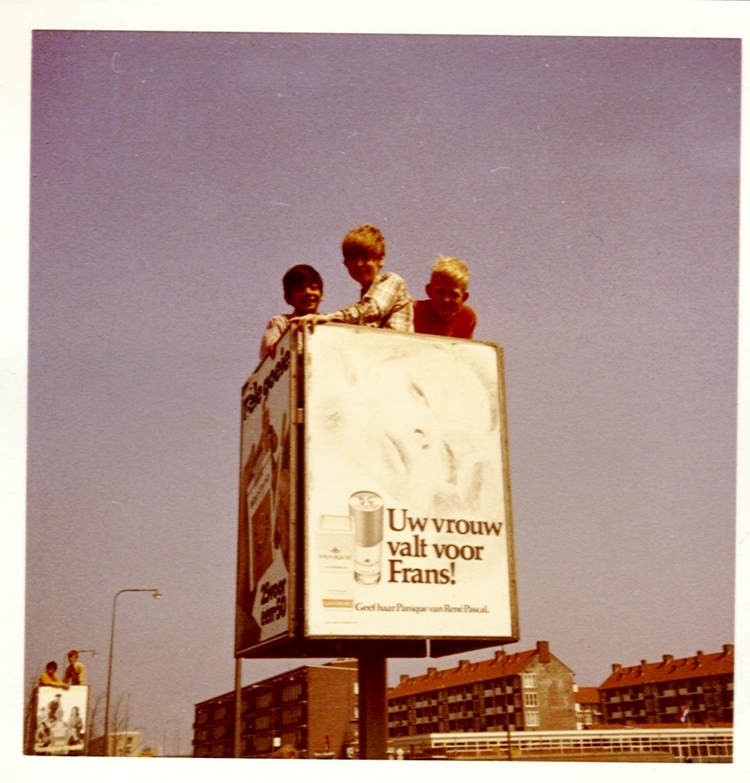 Jongens in reclamezuil Johan Huizingalaan, Slotervaart<br />Foto: 1966, fotograaf:  juffrouw de Boer van de Philippusschool 