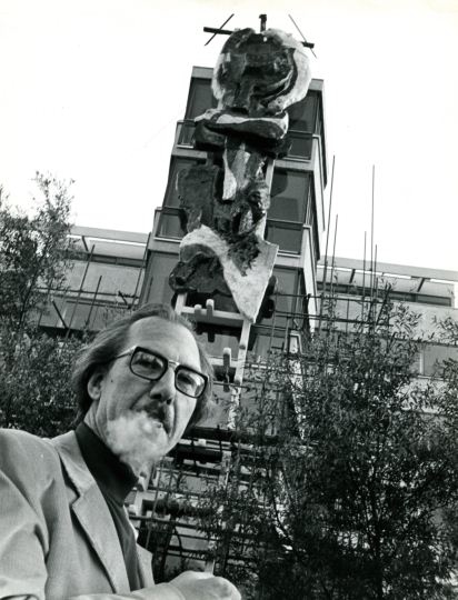 Joop van den Broek voor het Pascalcollege, met op de achtergrond de sculptuur, 1968 Bron: foto gemaakt door Frans Hemelrijk 