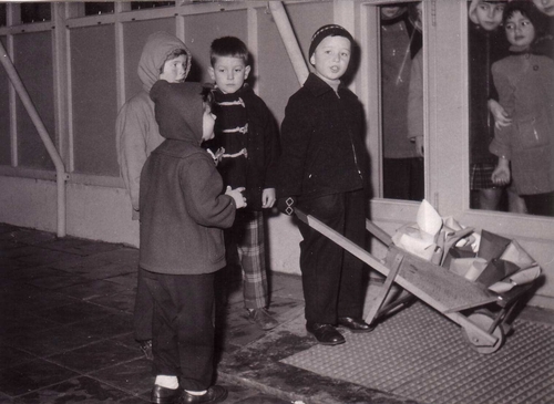 Op mijn verjaardag met kruiwagen vol snoepzakken naar de kleuterschool Foto: collectie Joost van Ingen 
