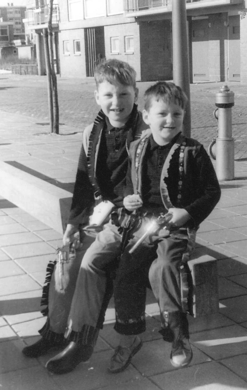 Joost Mulder met zijn broer Frans in de door hun moeder zelf gemaakte cowboy-pakken met zijn broer Frans in de door hun moeder zelf gemaakte cowboy-pakken Foto: van het verhaal De Jordaan in Geuzenveld 