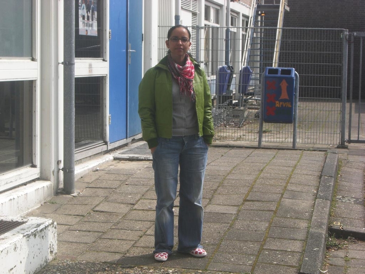 Juf Chalgoum op de binnenplaats van onze school aan de Slotermeerlaan. op de binnenplaats van onze school aan de Burgemeester de Vlugtlaan in Slotermeer. 