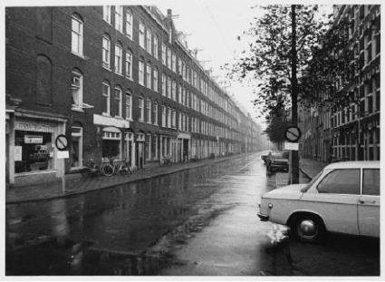 ￼ Polanenstraat in de Spaarndammerbuurt, op de voorgrond is de kruising met de Assendelftstraat Foto: Beeldbank van het Stadsarchief, 'zo te zien omstreeks 1950' (JW) 