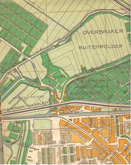  Op of bij de splitsing van de Spaarnwouderdijk en de verbindingsweg naar de Overbrakerweg, daar stond de fotograaf van bovenstaande foto. De plattegrond is gedateerd 1948-1949 en uitgegeven door uitgeverij Lieverlee (1e uitgave). 