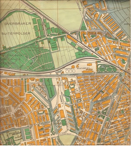  De Staatsliedenbuurt, met links de Centrale Markthallen en rechtsboven het Westerpark. De Spaarndammerdijk is hier in zijn geheel nog weergegeven, met de voetbalvelden. De plattegrond is gedateerd 1948-1949 en uitgegeven door uitgeverij Lieverlee (1e uitgave). 