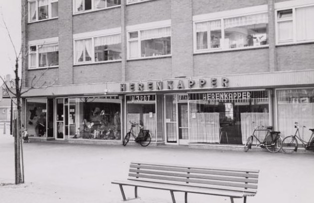 De winkel van kapper Pot Confuciusplein, met Herenkapper Pot<br />Foto: november 1957 <br />Gemeentearchief Amsterdam, collectie: Bouw- en Woningtoezicht, dienst; afdeling Reclametoezicht Confuciusplein, met Herenkapper Pot 