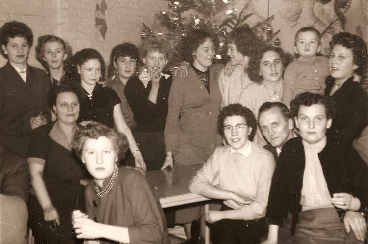 Kerstfeest 1956 bij Wilhelm wie, wat, wanneer, waar Links naast het kleine meisje (dochterje Hanna Bakker) is Alie Farenhorst.<br />De drie personen onder Alie zijn v.l.n.r. Riekie Mommenhof, Klaas Bakker<br />en Leen Jansen - Bakker - Foto: collectie mevrouw Hanna de Vries - Bakker 